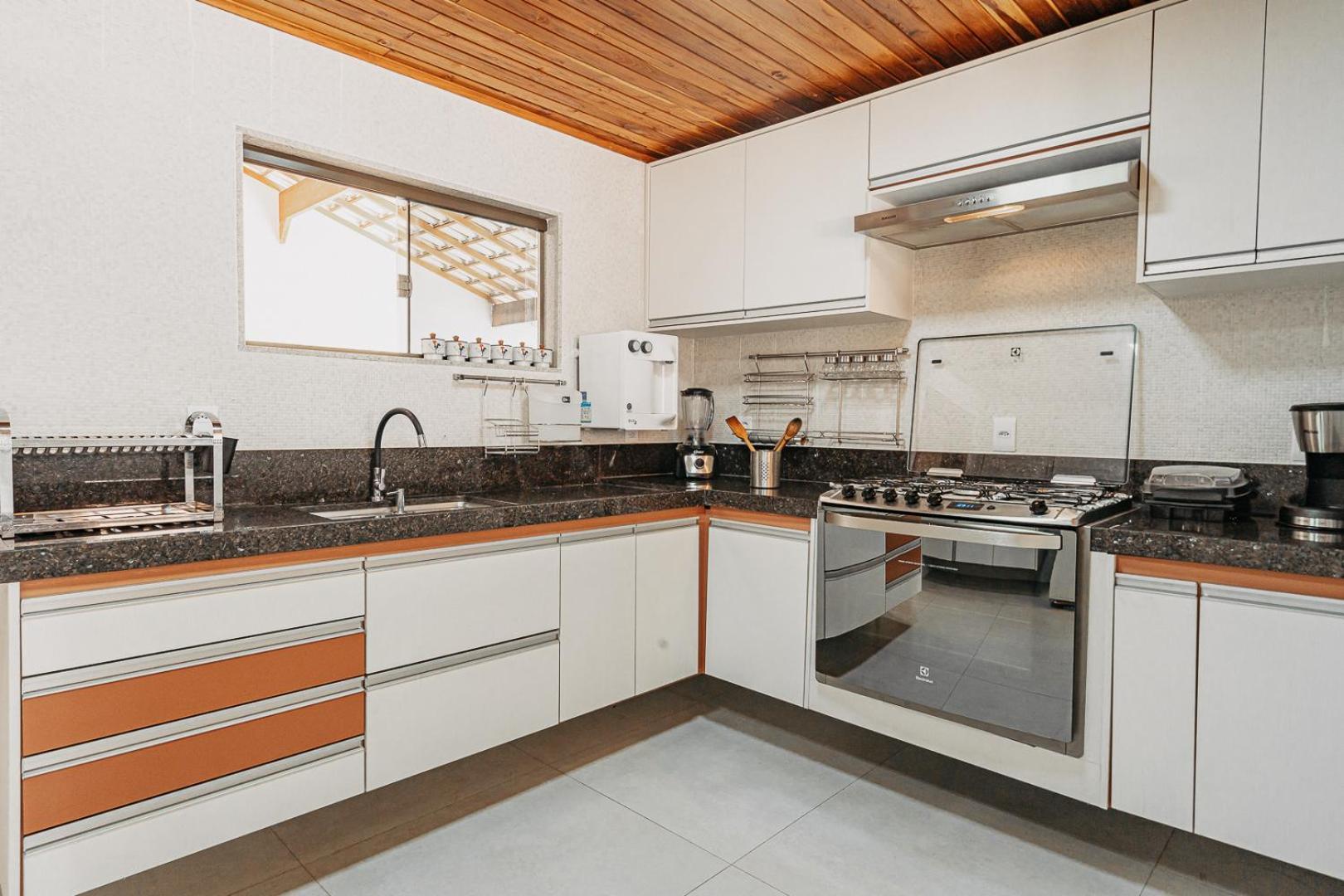 Casadecastelhanos, Quadra Do Mar De Castelhanos, 4 Suites Com Ar, Churrasqueira, Piscina, Hidromassagem, Cozinha Integrada Gourmet Ideal Para Familia E Amigos Anchieta  Kültér fotó