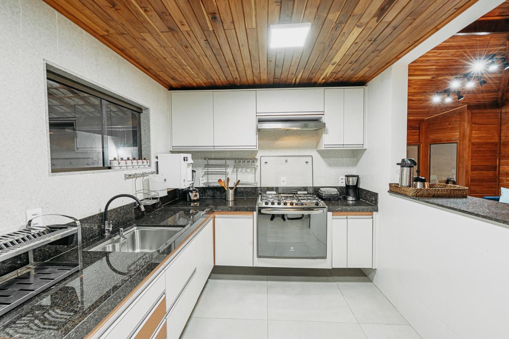 Casadecastelhanos, Quadra Do Mar De Castelhanos, 4 Suites Com Ar, Churrasqueira, Piscina, Hidromassagem, Cozinha Integrada Gourmet Ideal Para Familia E Amigos Anchieta  Kültér fotó